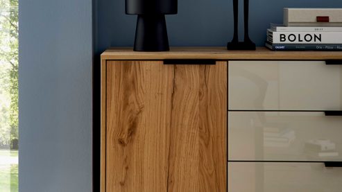 Kombikommode Interliving aus Holz in Hellgrau Interliving Schlafzimmer Serie 1034 – Kombikommode champagnerfarbenes Glas & Bianco Eiche – eine Tür, fünf Schubladen, Breite ca. 120 cm
