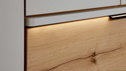 Möbelbeleuchtung Interliving aus Holz in Hellgrau Interliving Schlafzimmer Serie 1034 – Beleuchtungsblende für Schubladen
