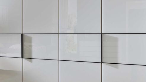 Möbelbeleuchtung Interliving aus Holz in Weiß Interliving Schlafzimmer Serie 1033 – Kleiderschrank 605 mit Beleuchtung weißes Glas & Holz – sechs Türen, Breite ca. 300 cm