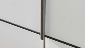 Kleiderschrank Interliving aus Holz in Weiß Interliving Schlafzimmer Serie 1033 – Kleiderschrank 605 weißes Glas & Holz – sechs Türen, Breite ca. 300 cm