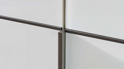 Möbelbeleuchtung Interliving aus Holz in Weiß Interliving Schlafzimmer Serie 1033 – Kleiderschrank 605 mit Beleuchtung weißes Glas & Holz – sechs Türen, Breite ca. 300 cm