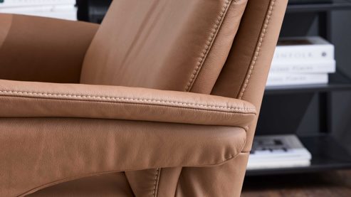 Relaxsessel Interliving aus Leder in Braun Interliving Sessel Serie 4566 haselnussfarbenes Leder Punch & schwarzer Sternfuß