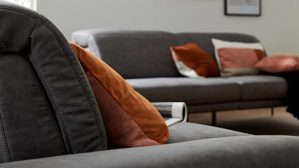 Zweisitzer Interliving aus Stoff in Dunkelgrau Interliving Sofa Serie 4460 - Zweisitzer SR80 grauer Bezug Clint & schwarze Metallfüße - Länge ca. 245 cm