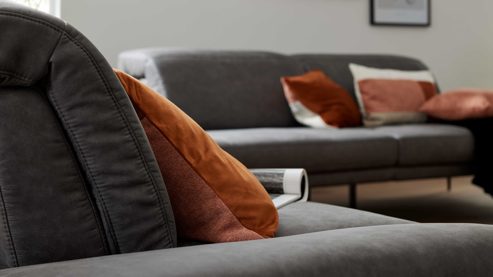 Zweisitzer Interliving aus Stoff in Dunkelgrau Interliving Sofa Serie 4460 - Zweisitzer SR80 grauer Bezug Clint & schwarze Metallfüße - Länge ca. 245 cm