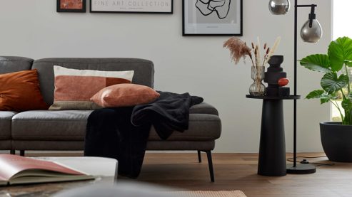 Zweisitzer Interliving aus Stoff in Dunkelgrau Interliving Sofa Serie 4460 - Zweisitzer grauer Bezug Clint & schwarze Metallfüße - Länge ca. 245 cm