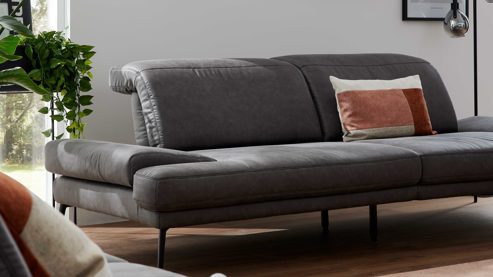 Zweisitzer Interliving aus Stoff in Dunkelgrau Interliving Sofa Serie 4460 - Zweisitzer grauer Bezug Clint & schwarze Metallfüße - Länge ca. 266 cm