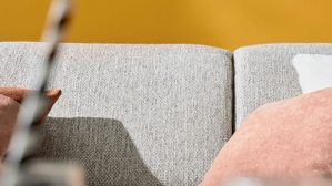 Ecksofa Interliving aus Stoff in Hellgrau Interliving Sofa Serie 4460 - Ecksofa silbergrauer Webstoff Jazz 121 & schwarze Metallfüße - Stellfläche ca. 191 x 308 cm