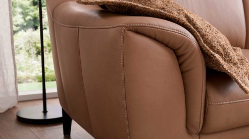 Ecksofa Interliving aus Leder in Braun Interliving Sofa Serie 4461 - Ecksofa haselnussfarbenes Leder Punch & schwarze Aluminiumfüße - Stellfläche ca. 292 x 244 cm