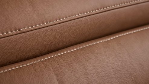 Polsterhocker Interliving aus Leder in Braun Interliving Sofa Serie 4461 - XXL-Hocker haselnussfarbenes Leder Evita & schwarze Aluminiumfüße - ca. 120 x 65 cm