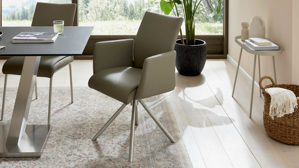 Vierfußstuhl Interliving aus Kunstfaser in Hellbraun Interliving Esszimmer Serie 5122 – Armlehnstuhl mit Funktionen fangofarbenes Kunstleder LEA-TEX & gebürsteter Edelstahl