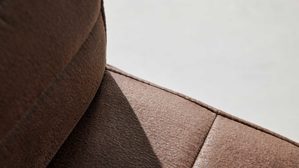 Barstuhl Interliving aus Kunstfaser in Braun Interliving Esszimmer Serie 5122 – Tresenstuhl mit Liftfunktion rostbraune Mikrofaser & gebürsteter Edelstahl