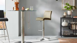 Barstuhl Interliving aus Kunstfaser in Grün Interliving Esszimmer Serie 5122 – Barhocker mit Liftfunktion farngrüne Mikrofaser & gebürsteter Edelstahl