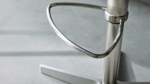 Tischgruppe Interliving aus Glas in Mehrfarbig Interliving Esszimmer Serie 5122 – Bargruppe mit vier Stühlen graues Glas, Stoffbezüge & Edelstahl - fünfteilig