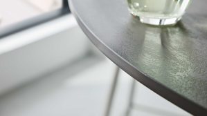 Tischgruppe Interliving aus Glas in Mehrfarbig Interliving Esszimmer Serie 5122 – Bargruppe mit vier Stühlen graues Glas, Stoffbezüge & Edelstahl - fünfteilig