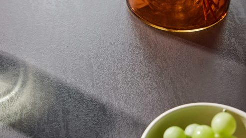 Tischgruppe Interliving aus Glas in Mehrfarbig Interliving Esszimmer Serie 5122 – Bargruppe mit vier Stühlen graues Glas, Stoffbezüge & Edelstahl - fünfteilig