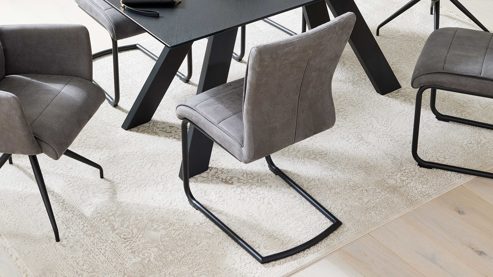 Tischgruppe Interliving aus Glas in Schwarz Interliving Esszimmer Serie 5122 – Essgruppen mit Schwingstühlen schwarzes Glas & Metall - ca. 160 x 90 cm