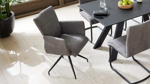 Vierfußstuhl Interliving aus Kunstfaser in Dunkelgrau Interliving Esszimmer Serie 5122 – Armlehnstuhl onyxschwarze Mikrofaser & mattschwarzes Metall