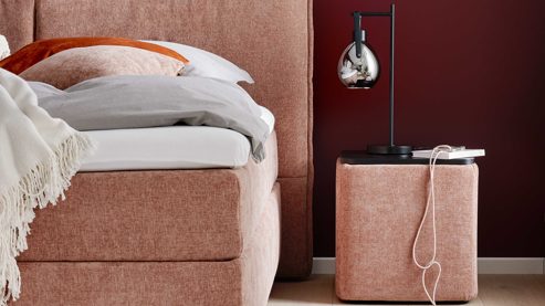 Nachttisch Interliving aus Stoff in Rosa Interliving Boxspringbett Serie 1420 - Nachtkonsole mit Induktionsladefeld sienafarbene Chenille Toni & schwarzes Holz - ca. 48 x 50 cm