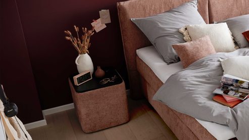 Nachttisch Interliving aus Stoff in Rosa Interliving Boxspringbett Serie 1420 - Nachtkonsole mit Induktionsladefeld sienafarbene Chenille & schwarzes Holz - ca. 48 x 50 cm