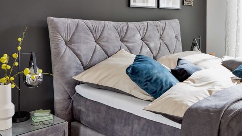 Boxspringbett Interliving aus Stoff in Grau Interliving Boxspringbett Serie 1420 - Boxspringbett mit Bettkasten silberfarbener Strickvelours Auri - Liegefläche ca. 180 x 200 cm