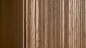 Hängeschrank Interliving aus Holz in Holzfarben Interliving Wohnzimmer Serie 2033 - Hängeschrank 126811 dunkelgraues Glas & Asteiche - zwei Türen, Breite ca. 92 cm