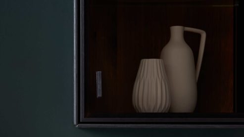 Vitrine Interliving aus Holz in Schwarz Interliving Wohnzimmer Serie 2033 - Hängevitrine 126813 dunkelgraues Glas & schwarze Asteiche - eine Tür, Breite ca. 42 cm