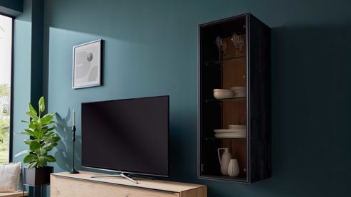 Vitrine Interliving aus Holz in Schwarz Interliving Wohnzimmer Serie 2033 - Hängevitrine 126813 dunkelgraues Glas & schwarze Asteiche - eine Tür, Breite ca. 42 cm