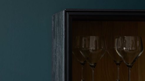 Vitrine Interliving aus Holz in Schwarz Interliving Wohnzimmer Serie 2033 - Hängevitrine dunkelgraues Glas & schwarze Asteiche - eine Tür, Breite ca. 42 cm