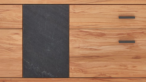 Lowboard Decker aus Holz in Holzfarben Hell Lowboard als TV-Möbel naturfarbene Kernbuche & Schiefer – drei Türen, zwei Schübe, ca. 182 x 40 cm