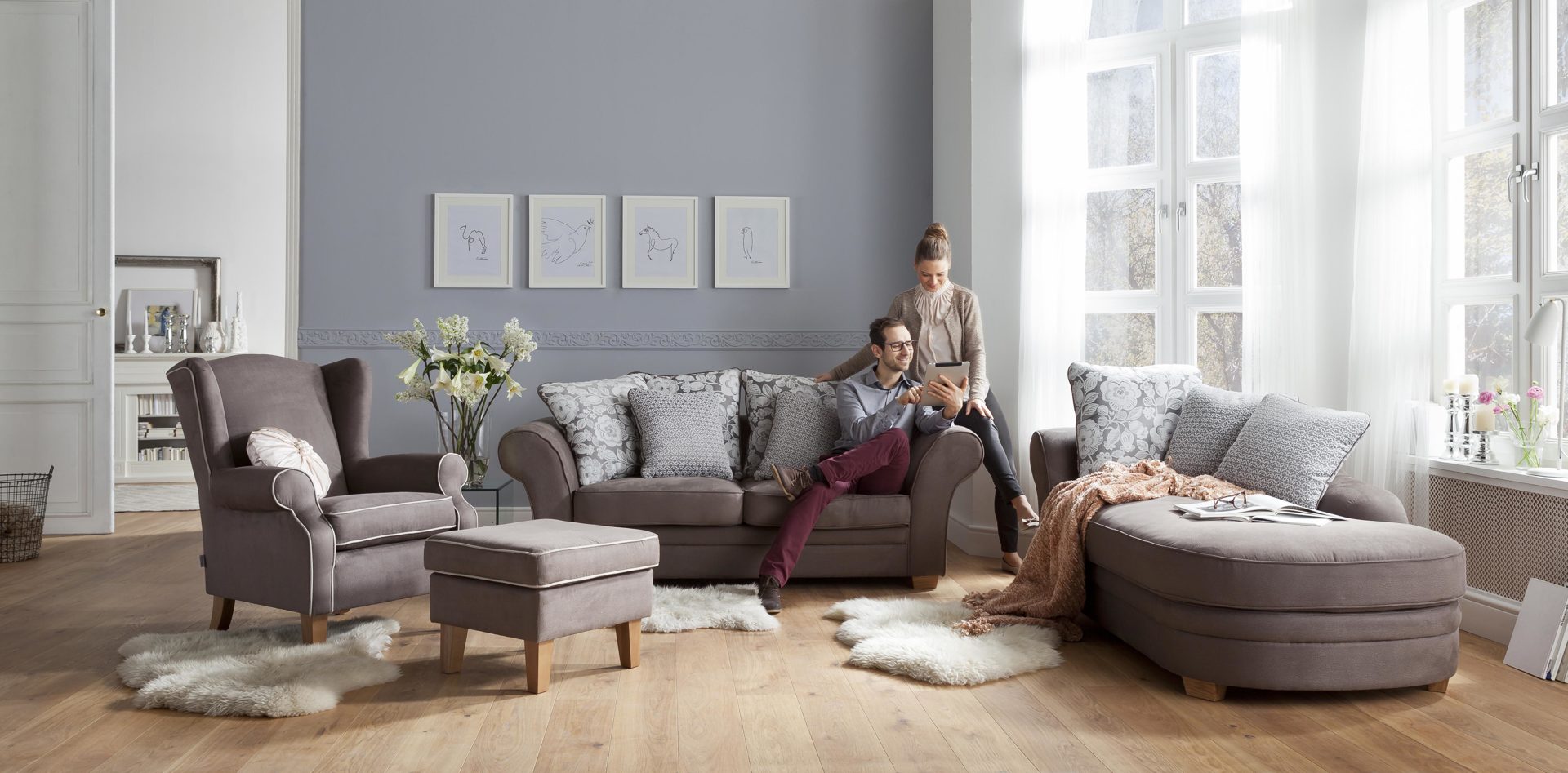 Polsterhocker Gutmann factory® aus Mikrofaser in Braun Hocker als bequemes Sitzmöbel dunkelbrauner Stoffbezug 329.8 mit Keder 329.15 & Eichefüße - ca. 55 x 44 x 55 cm