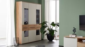 Vitrine Interliving aus Holz in Beige Interliving Wohnzimmer Serie 2032 - Vitrine Sandbeige & Risseiche - dreiteilig, Länge ca. 150 cm
