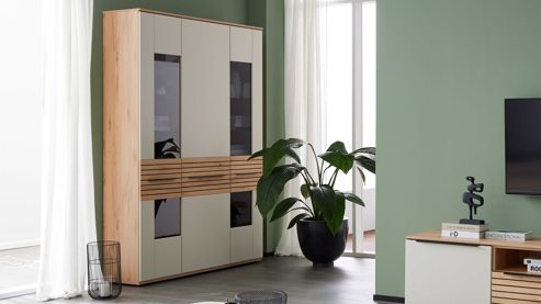 Vitrine Interliving aus Holz in Beige Interliving Wohnzimmer Serie 2032 - Vitrine A15040 Sandbeige & Risseiche - dreiteilig, Länge ca. 150 cm