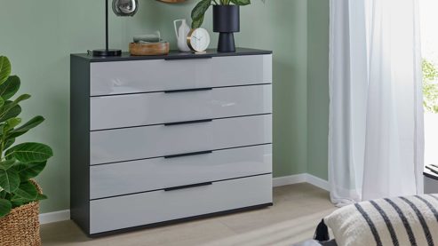 Schubladenkommode Interliving aus Holz in Hellgrau Interliving Schlafzimmer Serie 1210 – Schubladenkommode 550063 Seidengrau & Basalt - fünf Schubladen, Breite ca. 120 cm