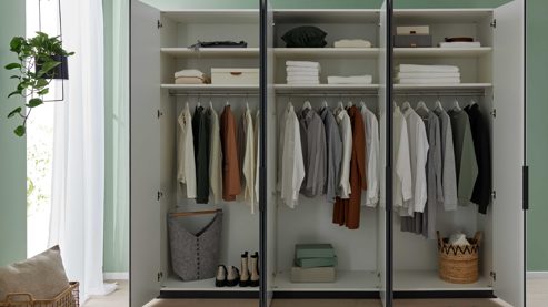 Kleiderschrank Interliving aus Holz in Hellgrau Interliving Schlafzimmer Serie 1210 – Kleiderschrank Seidengrau & Basalt - sechs Türen, Breite ca. 299 cm