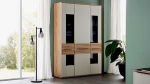 Vitrine Interliving aus Holz in Beige Interliving Wohnzimmer Serie 2032 - Vitrine Sandbeige & Risseiche - dreiteilig, Länge ca. 150 cm