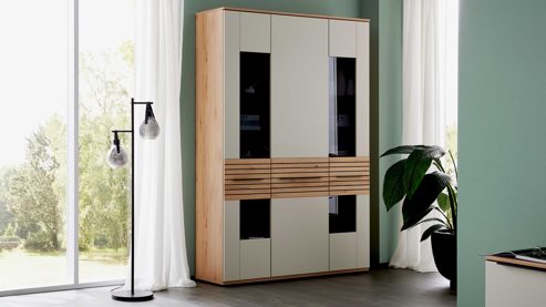 Vitrine Interliving aus Holz in Beige Interliving Wohnzimmer Serie 2032 - Vitrine A15040 Sandbeige & Risseiche - dreiteilig, Länge ca. 150 cm