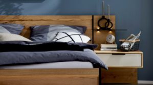 Möbelbeleuchtung Interliving aus Holz in Holzfarben Interliving Schlafzimmer Serie 1034 – Bettgestell mit Nachtkonsolen und Beleuchtung champagnerfarbenes Glas & Eiche Bianco - Liegefläche ca. 180 x 200 cm