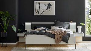 Möbelbeleuchtung Interliving aus Holz in Dunkelgrau Interliving Schlafzimmer Serie 1033 – Bettgestell mit Konsolen und Licht lavafarbenes Kunstleder, weißes Glas & Holz - Liegefläche ca. 180 x 200 cm