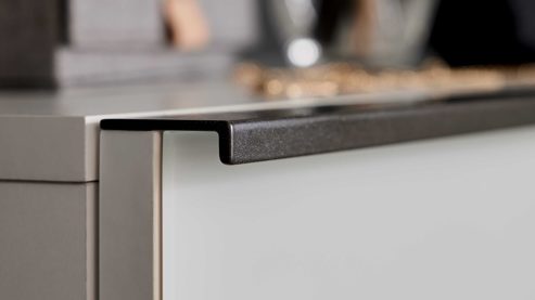 Möbelbeleuchtung Interliving aus Holz in Weiß Interliving Schlafzimmer Serie 1033 – Komplettzimmer mit Beleuchtung weißes Glas & Holz