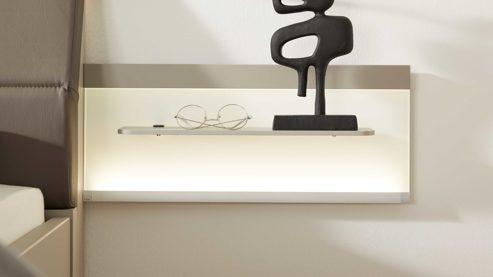 Möbelbeleuchtung Interliving aus Holz in Weiß Interliving Schlafzimmer Serie 1032 – Komplettzimmer mit Beleuchtung Weiß & Kieselgrau - Liegefläche ca. 180 x 200 cm