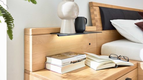 Möbelbeleuchtung Interliving aus Holz in Holzfarben Interliving Schlafzimmer Serie 1028 – Komplettzimmer mit Beleuchtung Erle & Carbon - Liegefläche ca. 180 x 200 cm