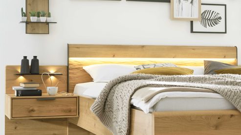 Möbelbeleuchtung Interliving aus Holz in Hellgrau Interliving Schlafzimmer Serie 1027 – Komplettzimmer 001 mit Paneelen und Licht Eiche bianco & Champagner - Liegefläche ca. 180 x 200 cm
