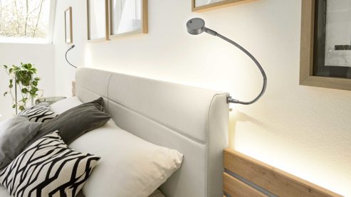 Möbelbeleuchtung Interliving aus Holz in Hellgrau Interliving Schlafzimmer Serie 1026 – Komplettzimmer mit Beleuchtung Champagner & Eiche bianco - Liegefläche ca. 180 x 200 cm