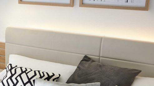 Möbelbeleuchtung Interliving aus Holz in Hellgrau Interliving Schlafzimmer Serie 1026 – Komplettzimmer mit Beleuchtung Champagner & Eiche bianco - Liegefläche ca. 180 x 200 cm