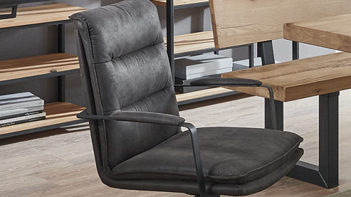 Vierfußstuhl WOODS & TRENDS aus Stoff in Anthrazit WOODS & TRENDS Vintage-Dining - Armlehnstuhl 2442 mit Drehfunktion anthrazitfarbene Mikrofaser Island & schwarzes Eisen