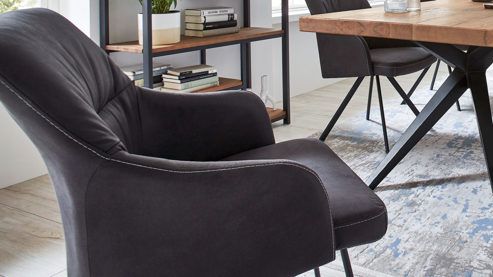 Polsterstuhl WOODS & TRENDS aus Stoff in Anthrazit WOODS & TRENDS Vintage-Dining - Armlehnstuhl 4941 anthrazitfarbene Mikrofaser Texel & schwarzes Eisen