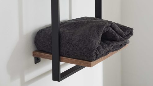 Wandregal Interliving aus Holz in Holzfarben Interliving Bad Serie 7340 – Wandregal Vikings Oak & mattschwarzes Metall - vier Böden