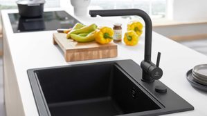 Einbauküche Interliving aus Holz in Beige Interliving Küche Serie 3085 mit SIEMENS Einbaugeräten Sahara & Natureiche – zweizeilig