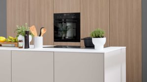 Einbauküche Interliving aus Holz in Beige Interliving Küche Serie 3085 mit SIEMENS Einbaugeräten Sahara & Natureiche – zweizeilig