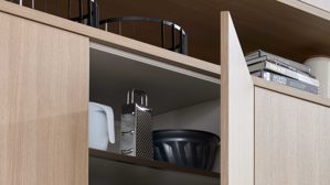 Einbauküche Interliving aus Holz in Beige Interliving Küche Serie 3085 mit SIEMENS Einbaugeräten Sahara & Natureiche – zweizeilig